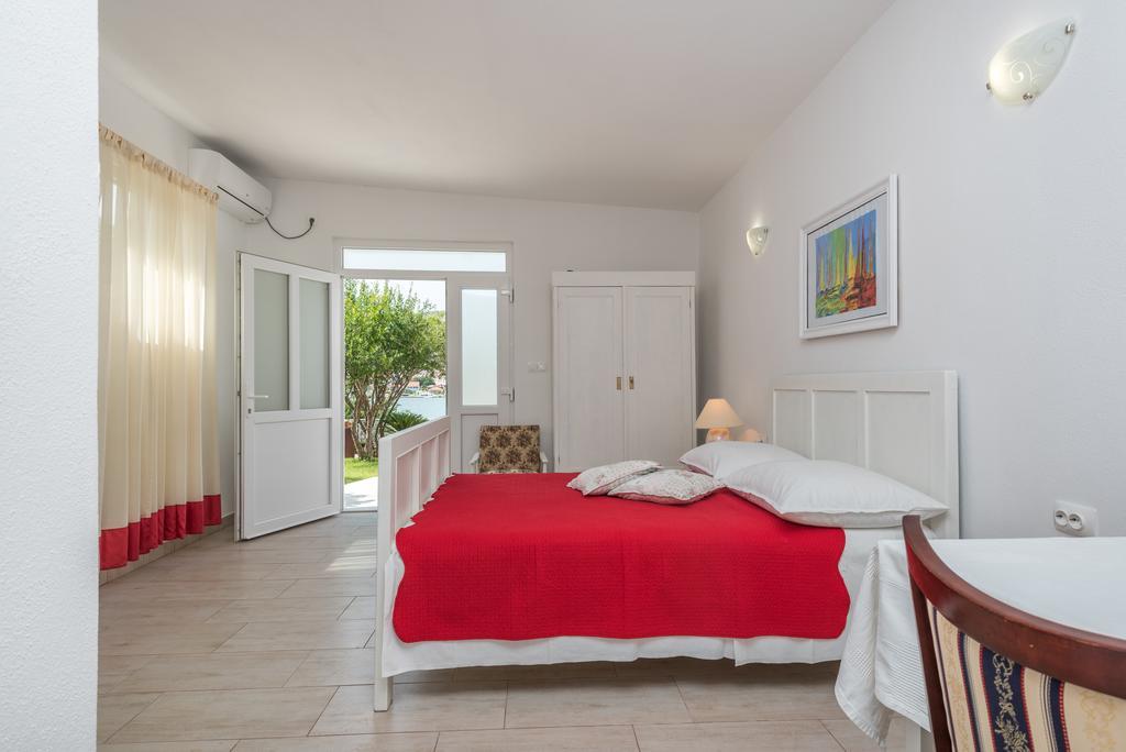 Apartments Coce Трогир Екстериор снимка